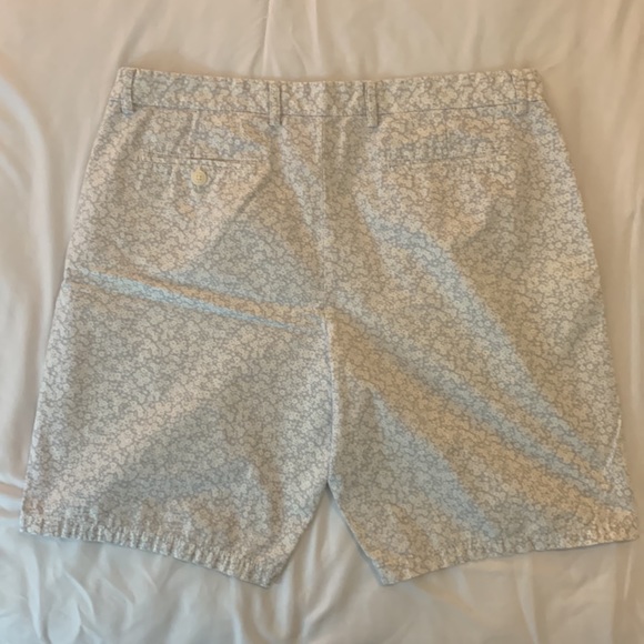 Gently Used Old Navy flat front flower print shorts Men’s waist size 40 - Picture 3 of 6